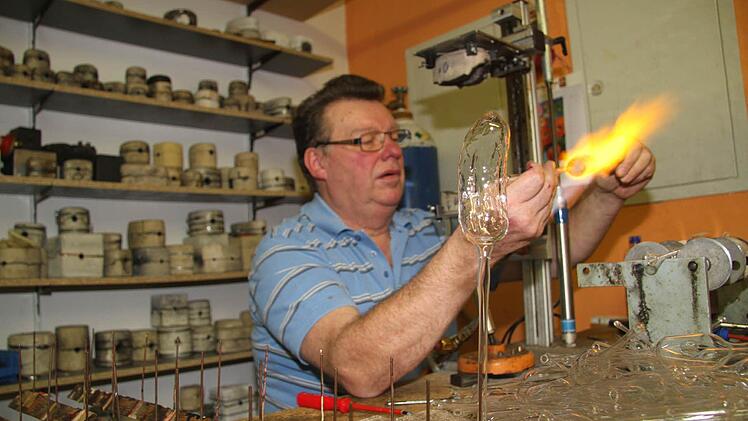 Die Kunst bei der Entstehung der Weihnachtsgurken ist, das Glas in eine Form zu blasen, so dass es auch krumm und noppig wird.