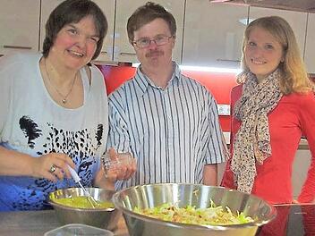 Annegret Müller und Thilo Welsch beim Zubereiten des Abendessens. Mit im Bild ist (rechts) Julia Böhnlein, die seit 15. April die Fachbereichsleitung für beide Wohnheime der Lebenshilfe Kronach hat.  Foto: Schülein