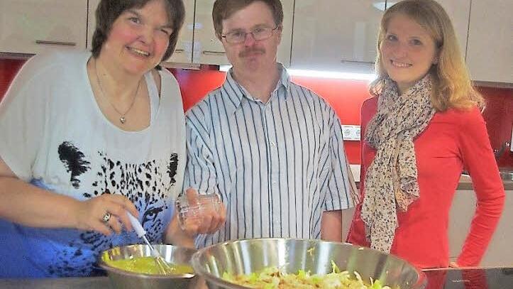 Annegret Müller und Thilo Welsch beim Zubereiten des Abendessens. Mit im Bild ist (rechts) Julia Böhnlein, die seit 15. April die Fachbereichsleitung für beide Wohnheime der Lebenshilfe Kronach hat.  Foto: Schülein