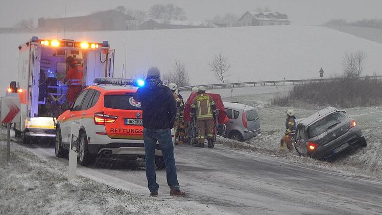 Der Mitsubishi und der Peugeot (rechts) waren bei dem Unfall nahe Königsberg von der Straße abgekommen.