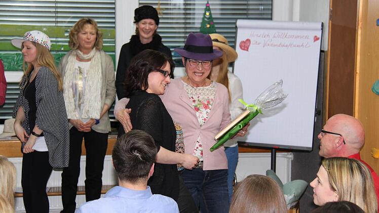 Monika Rettke überreicht Julia Bauer das Abschiedsgeschenk des Teams. Foto: Martina Straub