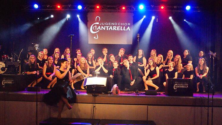 Zum hervorragenden Gesang liefert "Cantarella" auch eine tolle Performance, mit viel Schwung und Hingabe präsentiert der Jugendchor seine Lieder.