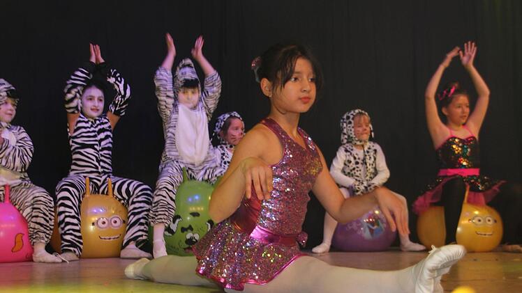 Sketche, Garden und allerlei Kurzweil  und Tanzeinlagen gab's beim Kinderbüttenabend.Veronika Schadeck