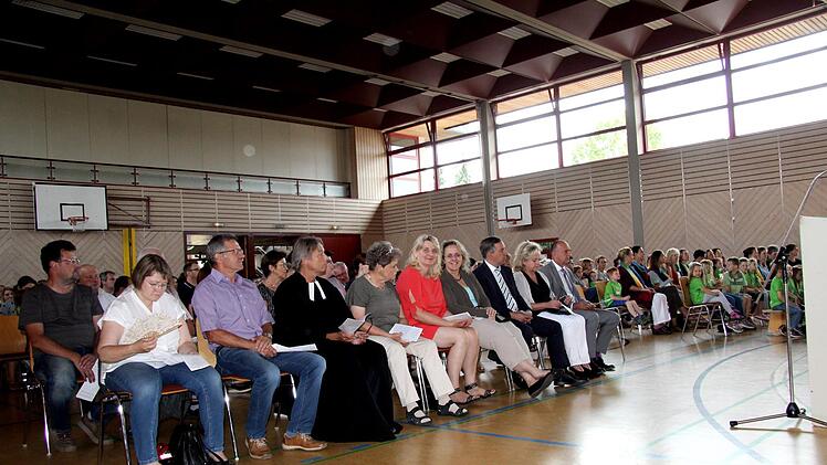 Der Festgottesdienst in der Mehrzweckhalle war gut besucht.  Foto: Richard Sänger