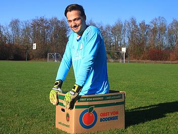 Patrick Balling, Torhüter des Bezirksligisten TSV Münnerstadt (Landkreis Bad Kissingen) verdeutlicht eine Phrase bei knappen Spielständen - nicht nur im Fußball.  Foto: Johannes Wolf