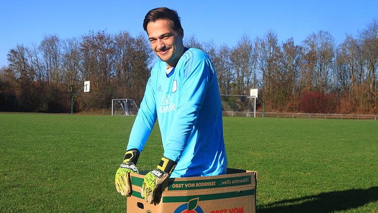 Patrick Balling, Torhüter des Bezirksligisten TSV Münnerstadt (Landkreis Bad Kissingen) verdeutlicht eine Phrase bei knappen Spielständen - nicht nur im Fußball.  Foto: Johannes Wolf