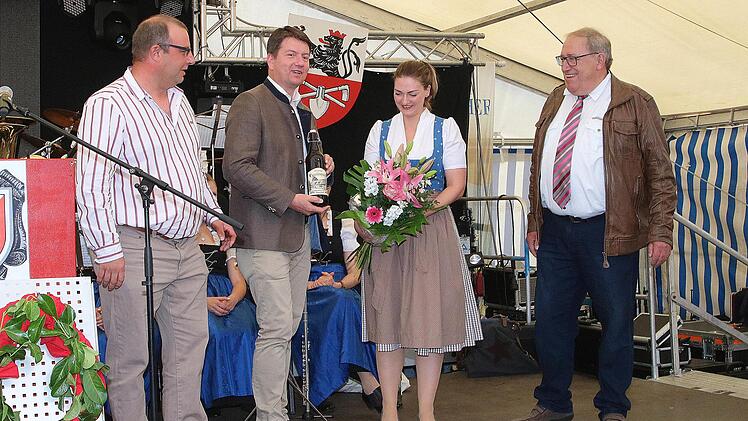 Blumen gab es für Staatsministerin Judith Gerlach. Foto: Dieter Britz
