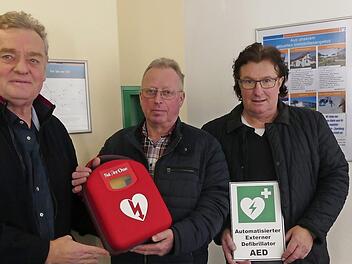 Karl-Heinz Fleckenstein (l.) und Andreas Distler (r.) übergaben Helmut Taut den Defibrillator.  Foto: Paul Pöhlmann