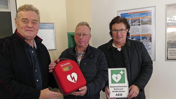Karl-Heinz Fleckenstein (l.) und Andreas Distler (r.) übergaben Helmut Taut den Defibrillator.  Foto: Paul Pöhlmann