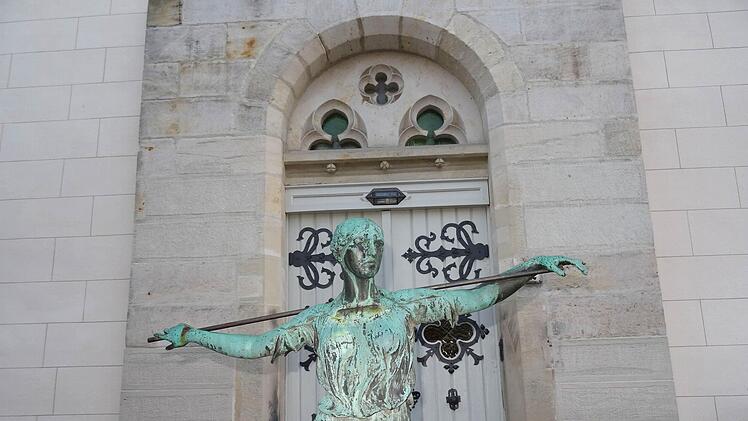 Figur von Ferdinand Lepcke vor dem Eingang zum Coburger Theater am HexenturmFoto: Jochen Berger