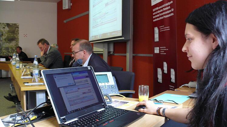 Sachbearbeiterin Anna-Maria Kress führte vor, wie beispielsweise die Meldung eines Mangels  mit einem Online-Formular funktioniert, und bewies dadurch die Nutzerfreundlichkeit des Systems für Behörde und Bürger.  Foto: Karina Brock