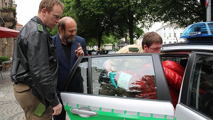 Die Polizei lässt die Figur abtransportieren.