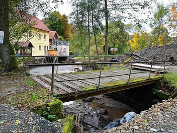 Nachdem das Flussbett des Weißen Mains am Wehr der ehemaligen Trebgaster Mühle trockengelegt wurde, werden die Schäden am Brückenfundament deutlich sichtbar. Besonders die Steinquader rechts hinten könnten jederzeit zusammenfallen. Foto: Dieter Hübner