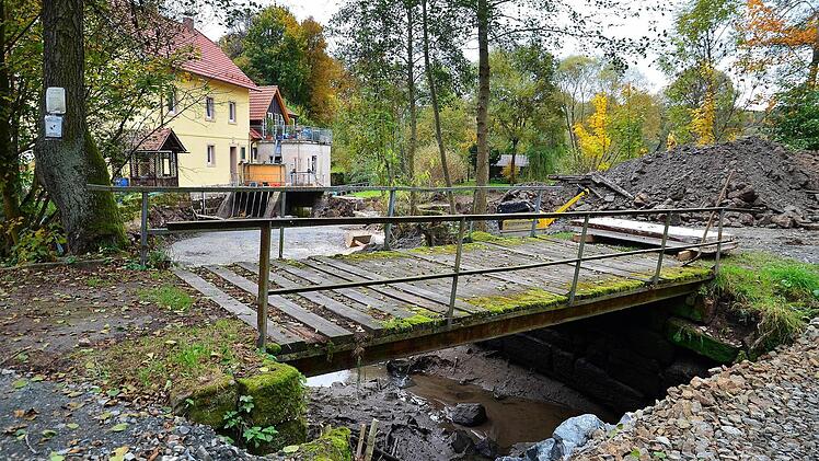 Nachdem das Flussbett des Weißen Mains am Wehr der ehemaligen Trebgaster Mühle trockengelegt wurde, werden die Schäden am Brückenfundament deutlich sichtbar. Besonders die Steinquader rechts hinten könnten jederzeit zusammenfallen. Foto: Dieter Hübner