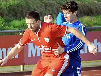 Enrico Cescutti vom BSV (links) behauptet den Ball gegen Rene Schmitt.  Foto: herzopress