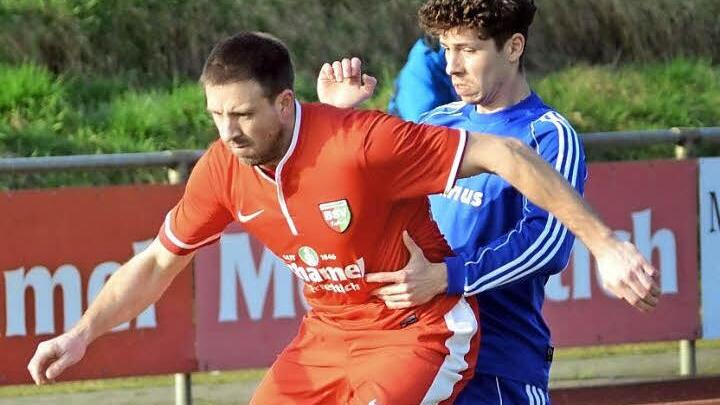 Enrico Cescutti vom BSV (links) behauptet den Ball gegen Rene Schmitt.  Foto: herzopress