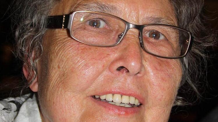 "Die Berichte von Herrn Ahnert gehören für mich fest zum Kissinger Sommer", sagt Margarita Rath, die eigens aus Hannover für das Festival anreist. "Wir holen uns immer die Saale-Zeitung, die Artikel nehme ich mit nach Hause und hebe sie mir auf, ich habe schon eine riesige Sammlung." Redakteur Thomas Ahnert kennt sie seit vielen Jahren vom Sehen. Als sie dann die Ankündigung zum Stammtisch mit ihm sah, war sofort klar, dass sie in Schuberts Weinstube kommt. Meistens sei sie auch der gleichen ...