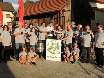 Erwin Weisel (r.) stößt mit den Haidhofern auf sein selbst gebrautes Bier an.  Foto: privat
