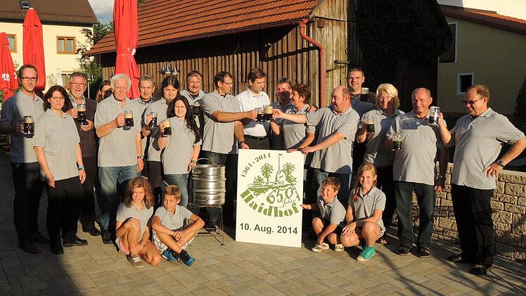 Erwin Weisel (r.) stößt mit den Haidhofern auf sein selbst gebrautes Bier an.  Foto: privat