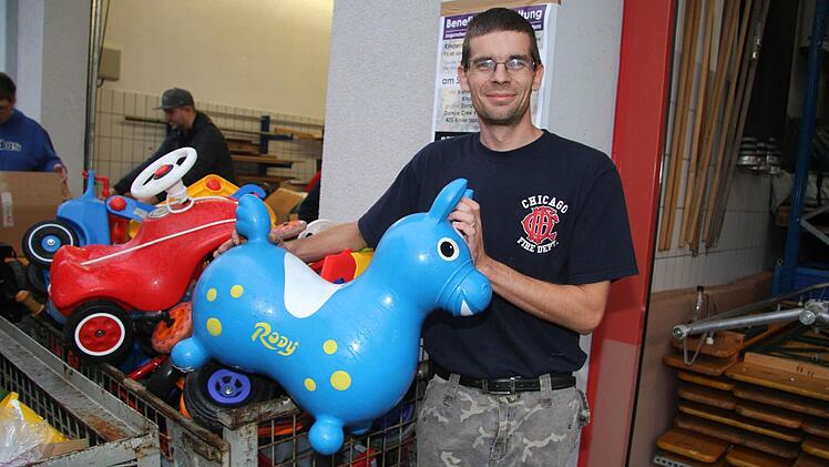 Tim Bauer hatte via Facebook zum Spenden aufgerufen. "Ich hatte nicht mit solch einer Riesenwelle gerechnet", sagt er. Foto: Sonja Adam