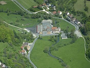 Luftbild von Mostviel. Oben, wo der Radweg in die Straße einmündet, beginnt der Ausbau Richtung Egloffstein, er endet nach der ehemaligen Brotfabrik, wo ein Feldweg nach links oben abzweigt.  Foto: Reinhard Löwisch