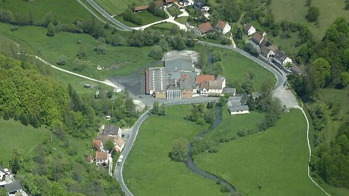 Luftbild von Mostviel. Oben, wo der Radweg in die Straße einmündet, beginnt der Ausbau Richtung Egloffstein, er endet nach der ehemaligen Brotfabrik, wo ein Feldweg nach links oben abzweigt.  Foto: Reinhard Löwisch