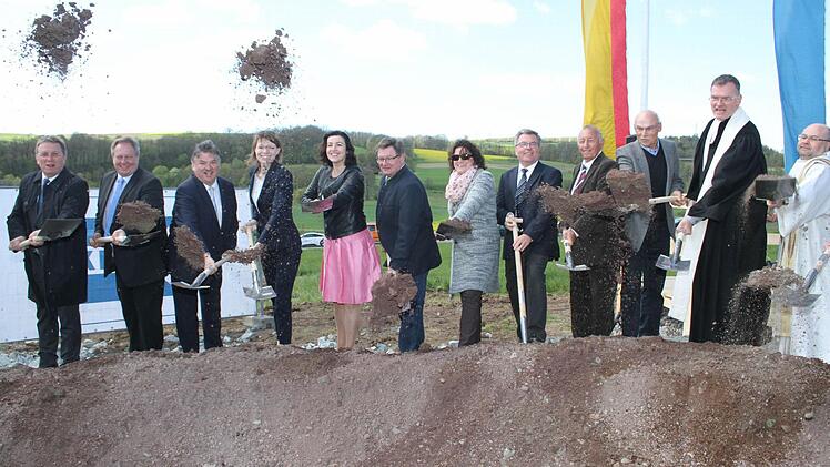 Der Spatenstich für die Ortsumgehung Untersteinach - und alle wollten an die Spaten: Kulmbachs Oberbürgermeister und Bezirksrat Henry Schramm, Untersteinachs Bürgermeister Volker Schmiechen, Landrat Klaus Peter Söllner, die CSU-Bundestagsabgeordnete Emmi Zeulner, die parlamentarische Staatssekretärin Dorothee Bär, Bayern Innen- und Verkehrsstaatssekretär Gerhard Eck, Marion Resch-Heckel von der Regierung von Oberfranken, Kurt Schnabel, Leiter des Staatlichen Bauamtes Bayreuth, Alt-Bürgermeist...