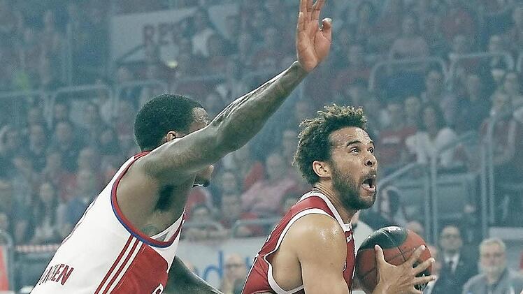 Elias Harris (r.) zieht an Deon Thompson vorbei.