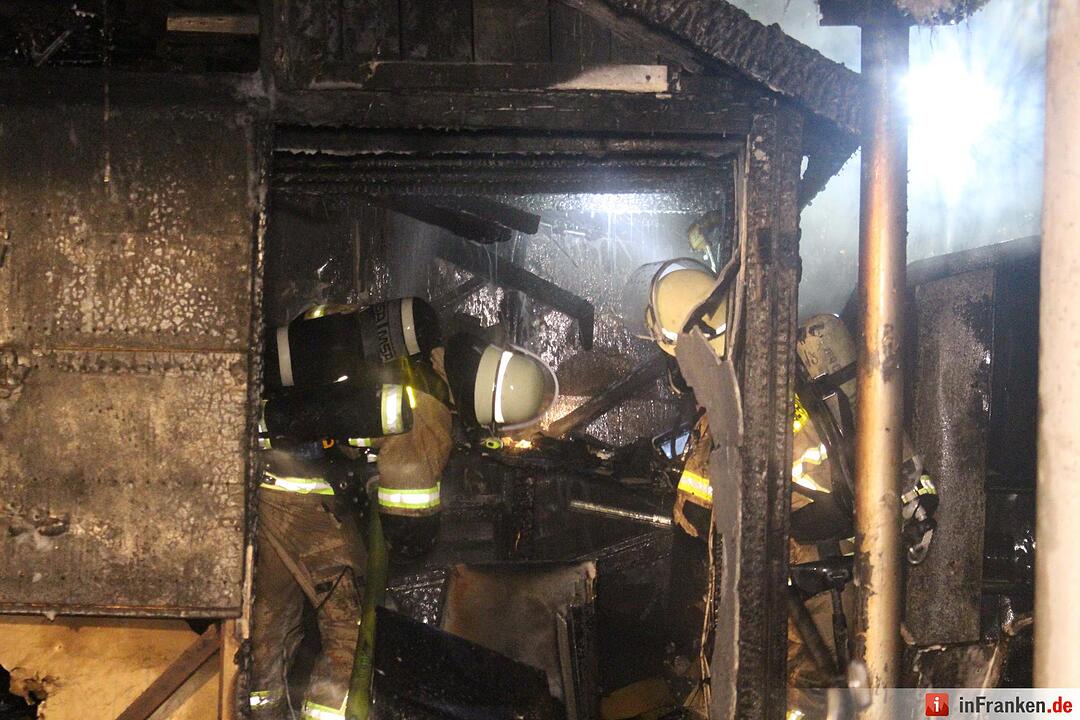Zwei Gartenhäuser brennen in Bayreuth nieder