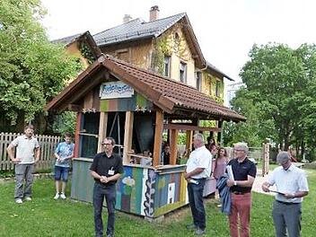 Die Bewertungskommission bei ihrer Tour durch Harsdorf. Mit im Bild Bürgermeister Günther Hübner (Zweiter von rechts).  Foto: Werner Reißaus