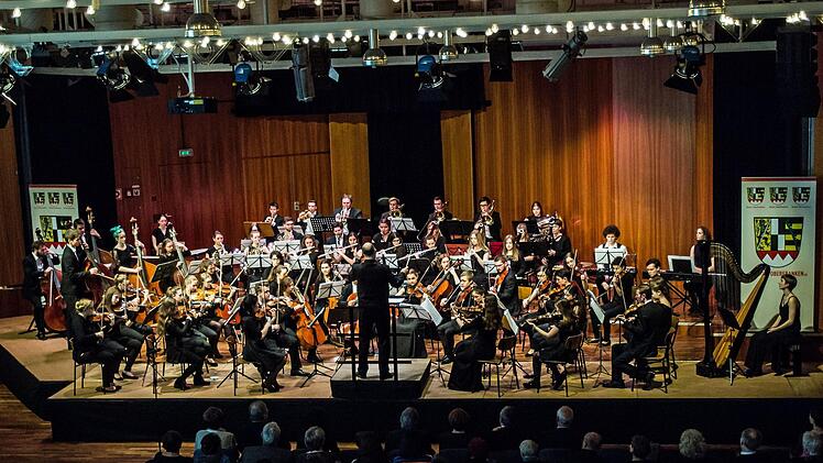 Das Jugendsymphonieorchester Oberfranken unter Leitung von Till Fabian Weser beeindruckte das Publikum im Coburger Kongresshaus mit begeisterndem Musizieren.Foto: Jochen Berger