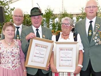 Die Privilegierte Schützengesellschaft 1834 Presseck hat mit Annemarie Gareis und Rainer Pajonk zwei neue Ehrenmitglieder. Von links: Gisela Pajonk, Schützenkommissar Stefan Sigmund, Rainer Pajonk, Annemarie Gareis und 1. Schützenmeister Frank Wunner.