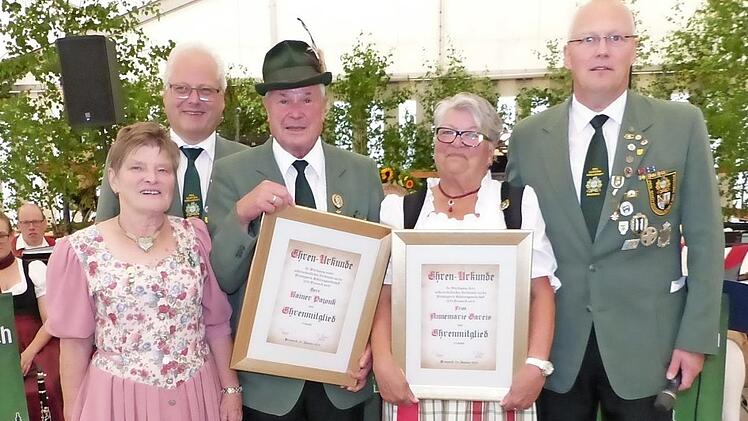 Die Privilegierte Schützengesellschaft 1834 Presseck hat mit Annemarie Gareis und Rainer Pajonk zwei neue Ehrenmitglieder. Von links: Gisela Pajonk, Schützenkommissar Stefan Sigmund, Rainer Pajonk, Annemarie Gareis und 1. Schützenmeister Frank Wunner.