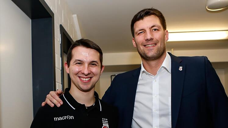 Kevin Stojmenov (links) und Ivan Djerman kümmern sich als Teammanager von Brose Bamberg um alles, was die Mannschaft betrifft.