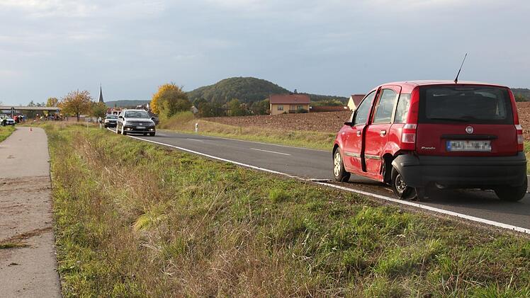 Mit Totalschaden blieb der Fiat Panda auf der Stra&szlig;e stehen.