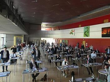 Die neuen Kreistagsmitglieder wurden an ihren Plätzen von Landrat Wilhelm Schneider (rechts) vereidigt. Christian Licha