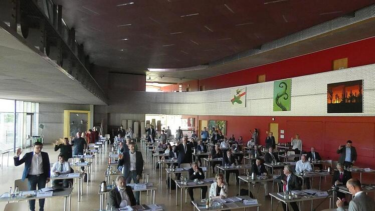 Die neuen Kreistagsmitglieder wurden an ihren Plätzen von Landrat Wilhelm Schneider (rechts) vereidigt. Christian Licha