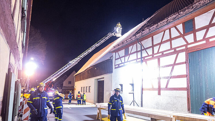 Effeltrich: Scheune droht einzustürzen - Feuerwehr und THW mit Großaufgebot vor Ort