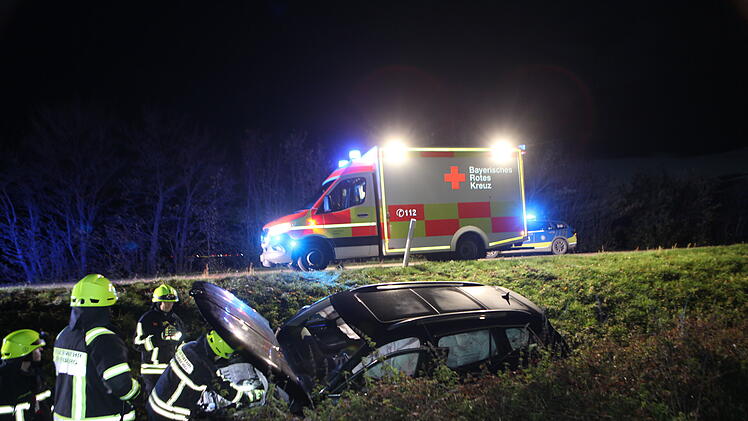 Auto kam auf Gegenfahrbahn: Drei Personen verletzt