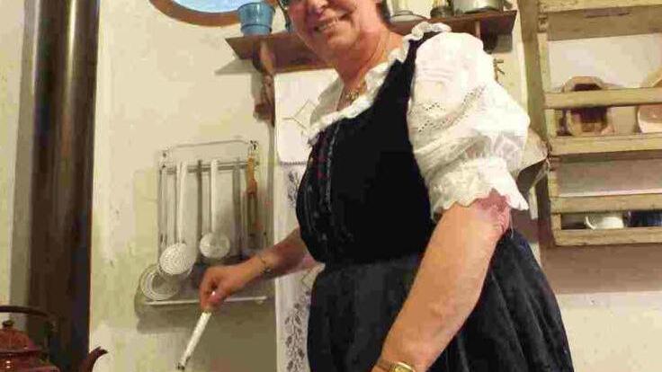 ...Brigitte Schieder in der Tracht von Barbara Großkopf aus Hammerbach,...