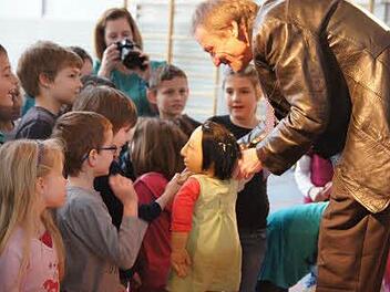 Die Kinder drückten der Puppe Sirin die Hand. Fotos: Heike Reinersmann