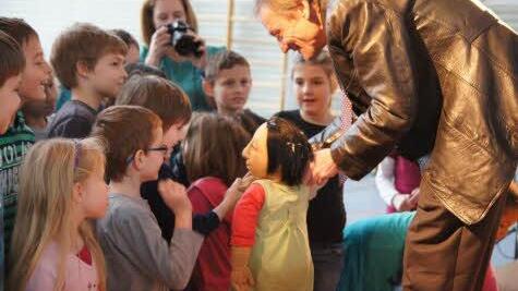 Die Kinder drückten der Puppe Sirin die Hand. Fotos: Heike Reinersmann