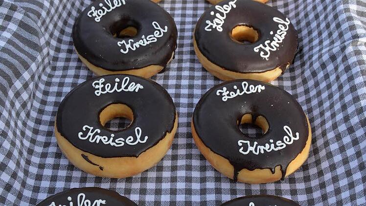 Zur Übergabe gab es Zeiler-Kreisel-Kuchen.