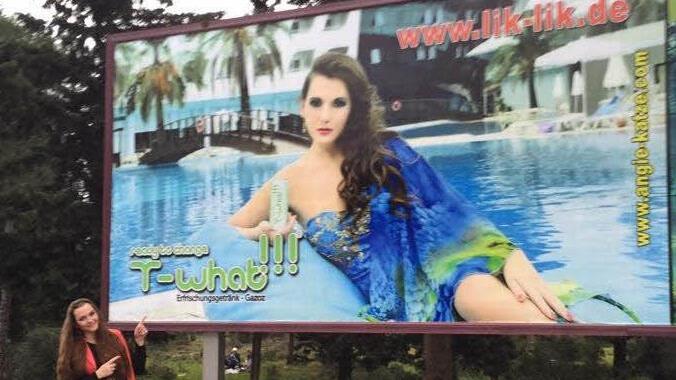Auf Du und Du mit dem eigenen Konterfei: Angie Katze vor "ihrem" Plakat, das am Flughafen in Antalya hängt. Foto: privat