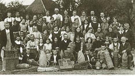 Diese Aufnahme aus dem Jahr 1915 zeigt Michelauer Flechter, die in der Geschosskorb-Fertigung beschäftigt waren. Fotos: Deutsches Korbmuseum