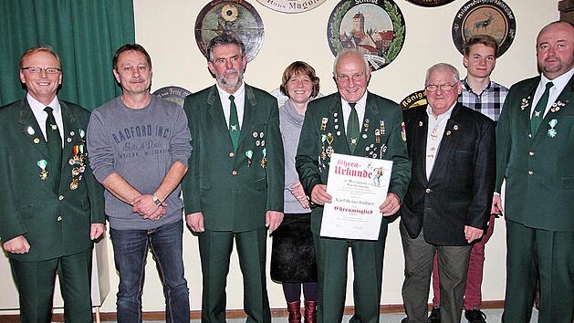Ehrungen standen bei der Sch&uuml;tzengesellschaft M&uuml;nnerstadt an. Unser Bild zeigt (von links) 2. Sch&uuml;tzenmeister Roland D&ouml;mling, Rainer Konheissner, Edgar Wirthmann, Ulrike Aberer, Karl-Heinz Dallner, Paul Schmitt, Adrian Bier und Sch&uuml;tzenmeister Klaus Br&uuml;ckner.  Foto: Dieter Britz