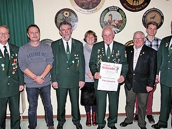 Ehrungen standen bei der Schützengesellschaft Münnerstadt an. Unser Bild zeigt (von links) 2. Schützenmeister Roland Dömling, Rainer Konheissner, Edgar Wirthmann, Ulrike Aberer, Karl-Heinz Dallner, Paul Schmitt, Adrian Bier und Schützenmeister Klaus Brückner.  Foto: Dieter Britz