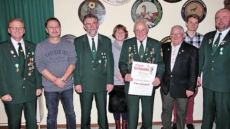 Ehrungen standen bei der Schützengesellschaft Münnerstadt an. Unser Bild zeigt (von links) 2. Schützenmeister Roland Dömling, Rainer Konheissner, Edgar Wirthmann, Ulrike Aberer, Karl-Heinz Dallner, Paul Schmitt, Adrian Bier und Schützenmeister Klaus Brückner.  Foto: Dieter Britz