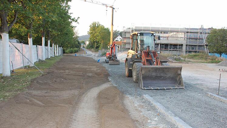 Auch der neue Geh- und Radweg vom Hallenbad-Kreisel zum Bahnhaltepunkt nimmt Gestalt an.