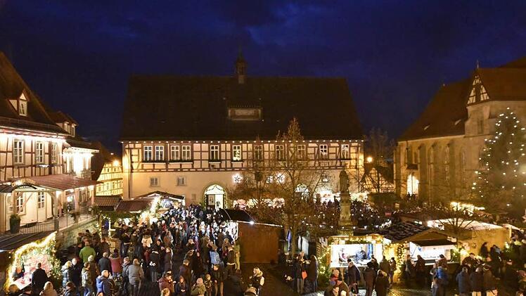 Vor allem in den Abendstunden kamen wieder viele Besucher nach Königsberg, um die schöne Atmosphäre des Königsberger Weihnachtsmarktes zu erleben. Fotos: Gerold Snater